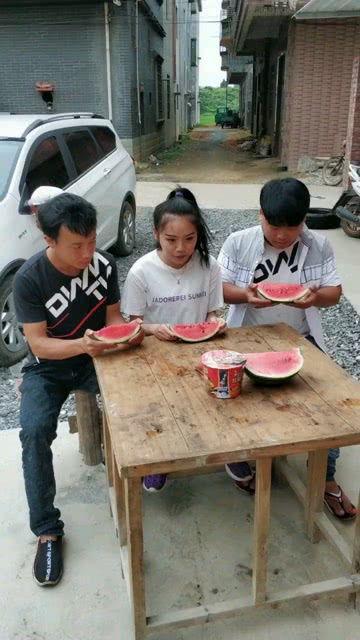 爆笑吃瓜大赛视频大全,笑到肚子疼！