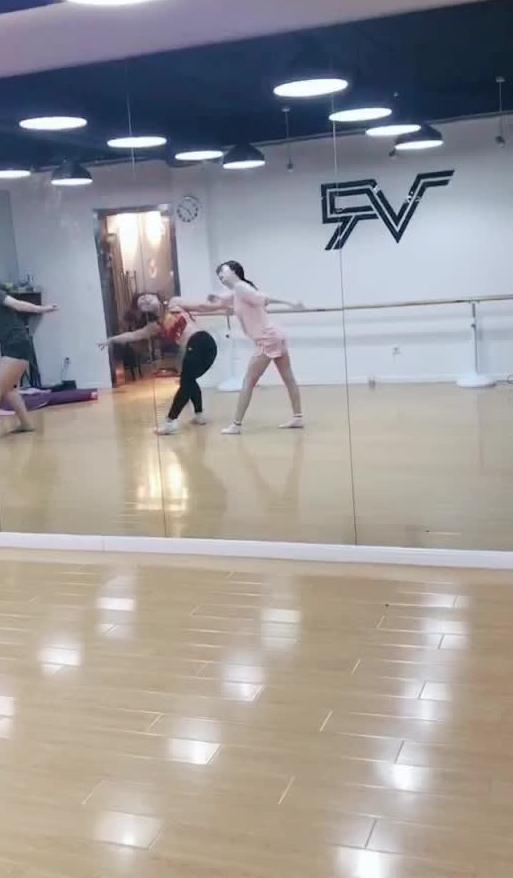 军训舞蹈视频吃瓜在线,吃瓜群众在线热议！