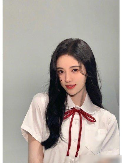 任嘉伦和鞠婧祎吃瓜视频,甜蜜互动引网友热议